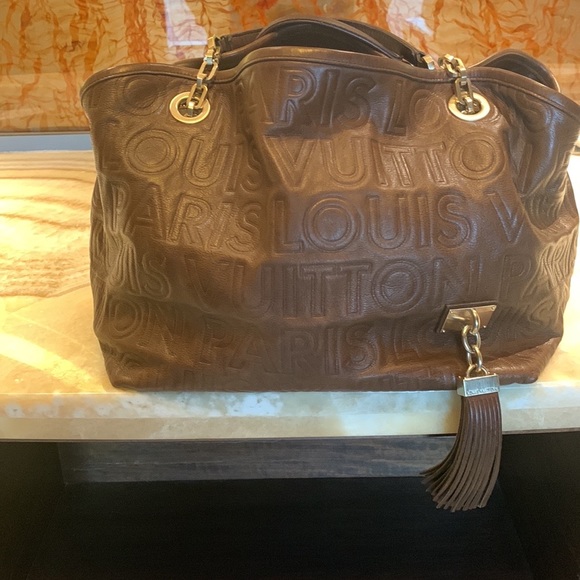 Louis Vuitton Handbags - 💋💄HOST PICK💄💋 LIMITED EDITION Authentic LV Paris Souple Whisper Bag💄💋